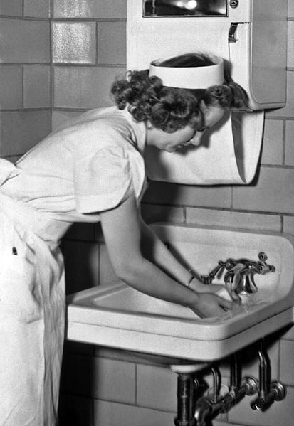 אחות רוחצת ידיים ב 1930. מקור - ויקימדיה קומונס