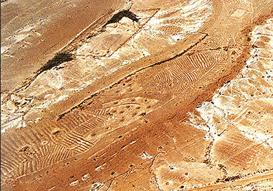 Oblique aerial photograph of a cluster of rock mounds near Tel Nitsana. The rock mounds are an archaeological puzzle still waiting to be solved. Milom: Prof. Emmanuel Mazor