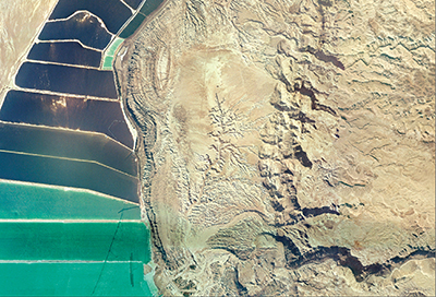 A small area of ​​land contains a considerable number of natural values: the bright sediments of Lake Halshon, which once extended from the Sea of ​​Galilee to Hatzeva (left), Mount Sodom, the branching network of Nahal Perzim, and the cliff "Ha'atek Hebak" (in the center) on the abundance of channels and canyons. Photo: Prof. Emanuel Mazur