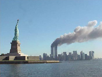 עשן מתמר מעל מגדלי התאומים ב-11 בספטמבר 2001. צילום: רשות הגנים הלאומיים האמריקנית. מתוך ויקיפדיה