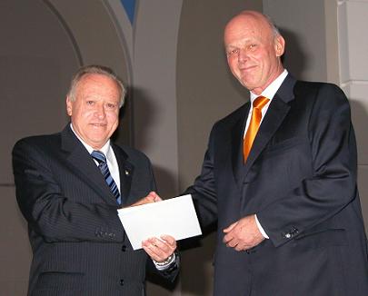 פרופסור אפלויג (משמאל) מקבל את התואר מידיו של פרופסור קורט קוצלר, נשיא האוניברסיטה הטכנולוגית של ברלין
