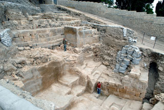 חפירות החומה מימי החשמונאים. צילום: רשות העתיקות