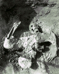 שרידי גופת אחת התוקפים הסאסאנים, יחד עם בגדיו נשקו, המגן והקסדה על גופו.