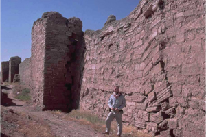 בתמונה רואים את השפעת החפירה הפרסית על חומות העיר (במבט מתוך  העיר). במהלך המצור כולו, הרומאים חיזקו את החומה בחול ואבנים.