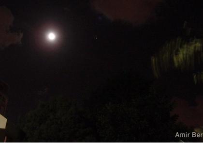 Mars and the Moon as seen two weeks before the maximum approach of the Earth and Mars in October 2005. Photo - Amir Burnett.