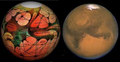השוואה של מאדים – מימין מאדים כפי שנצפה על ידי טלסקופ החלל האבל ב-2001, משמאל הצגה של אותו איזור לאחר עיבוד ממוחשב – קרדיט NASA, לואל הס, אויגן אנטוניאדי, רוי א. גלנט. APOD