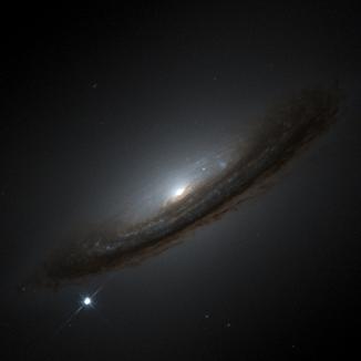 "النجم" الموجود في أسفل اليسار هو في الواقع مستعر أعظم في مجرة ​​بعيدة. (صورة من antwrp.gsfc.nasa.gov)