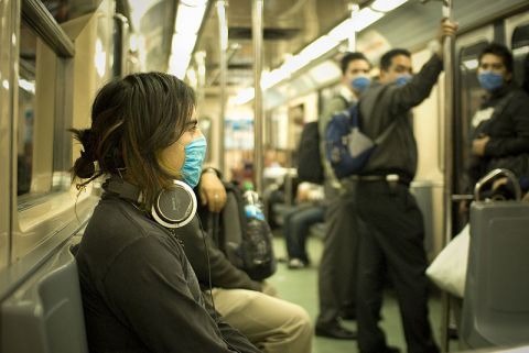 ركاب مترو الأنفاق في مكسيكو سيتي يرتدون أقنعة جراحية لتجنب الإصابة بأنفلونزا الخنازير، بعدسة إينيس دي ترويا بموجب ترخيص cc-by-2.0. من ويكيبيديا