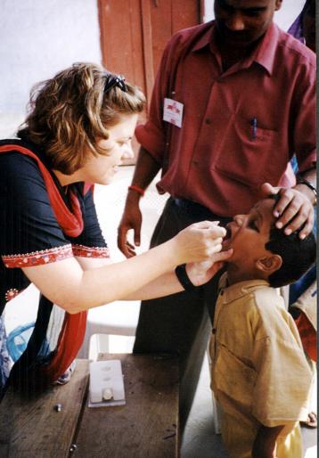 طفل في الهند يتلقى لقاح شلل الأطفال. من ويكيبيديا