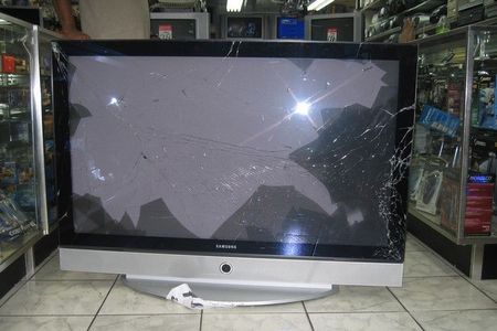 تلفزيون LCD انكسر أثناء النقل. المواد التي تشكلها قد تصبح أدوية