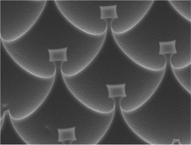 الماء على سطح بوتقة نانومتر – صورة بالمجهر الإلكتروني لسطح البوتقة بعد المعالجة. حجم كل مربع هو كتب نانومتر