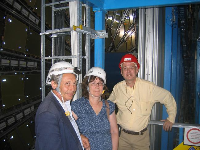 מימין: אבי בליזובסקי, עורך אתר הידען; פרופ' שלומית טרם מהטכניון, ופרופ' גיורא מיקנברג ממכון ויצמן, יולי 2008 ליד מתקן אטלס ב-LHC.  