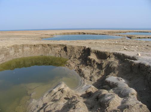 בולען מתפתח לחוף ים המלח. צילום: ד''ר לב אפלבאום, אוניברסיטת תל אביב