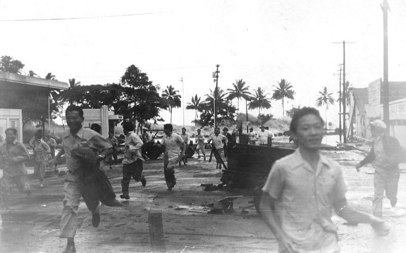 אנשים בורחים מצונאמי מתקרב בהילו, הוואי. צילום: מתוך ויקימדיה