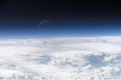 האטמוספירה העליונה של כדור הארץ מכוסה עננים (צילום: נאס''א)