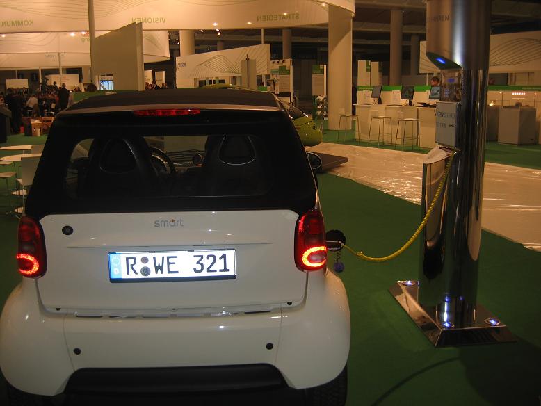 מכונית סמארט שהוסבה להנעה בחשמל בתערוכת סביט 2009, מרץ 2009 בהנובר גרמניה. צילום: אבי בליזובסקי
