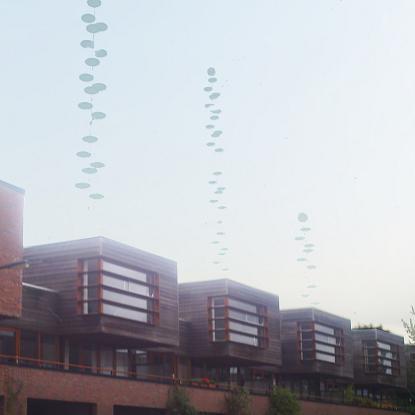 קןלטי שמש על בלוני הליום מעל עיר