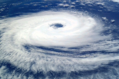 عاصفة كما تبدو من محطة الفضاء الدولية، من ويكيبيديا