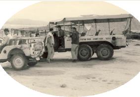 The off-road vehicle for transporting travelers of Navot the square, before the flood of 1965 in the Ramon Crater