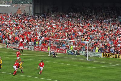 משחק מול אצטדיון מלא אוהדים. צילום מתוך ויקיפדיה