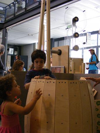 ילדים בונים חבית. מוזיאון המדע ע''ש בלומפילד ירושלים