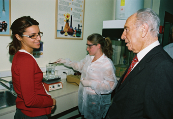 מפצחים את הנוסחה. נשיא המדינה, שמעון פרס, ומשתתפות בטורניר הכימיה מפצחים את הנוסחה. נשיא המדינה, שמעון פרס, ומשתתפות בטורניר הכימיה