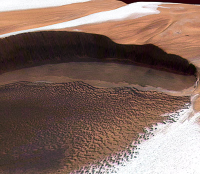 אבק וקרח בקוטב הצפוני של מאדים כפי שצולמו בידי החללית מארס אקספרס