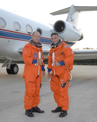 قائد المكوك ونائبه استعدادا لانطلاق المهمة STS-117 غدا (السبت) في الصباح الباكر