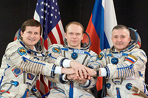 הצוות ה-15 של תחנת החלל הבינלאומית ותייר החלל צ'ארלס סימוני