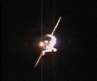 The Soyuz TM-10 spacecraft carrying the 15th crew of the International Space Station docks at the station, 14/10/2007