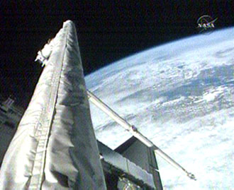 الذراع الآلية لمكوك الفضاء ديسكفري في السماء STS-120