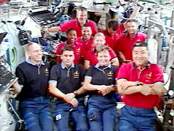 צוות STS-120 והצוות ה-16 של תחנת החלל צוות STS-120 והצוות ה-16 של תחנת החלל