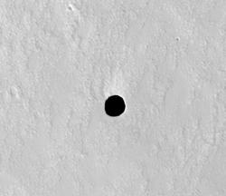 אחד החורים במאדים. מקור: MRO, נאסא.