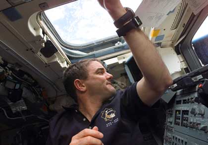 האסטרונאוט רקס ואלהיים צופה בכדור הארץ מהחלונות הרבים במעבורת החלל אטלנטיס