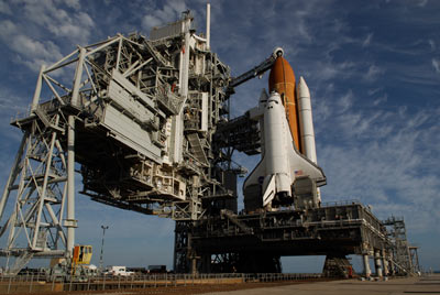 المكوك إنديفور على منصة الإطلاق اليوم في مركز كينيدي للفضاء في فلوريدا