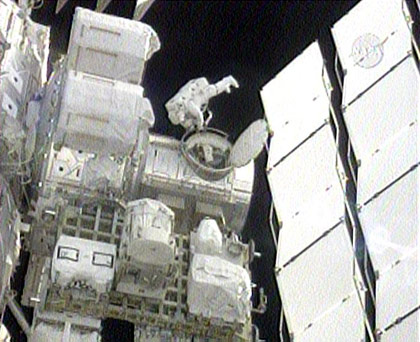 האסטרונאוטים יוצאים ממינעל האוויר של התחנה לקראת הליכת החלל החמישית והאחרונה של משימה STS-123