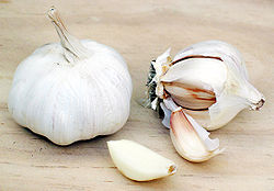 Garlic cloves. (Photo: from Wikipedia)