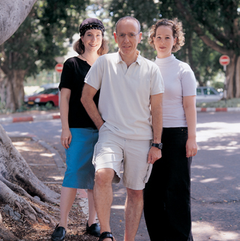 מימין: רונית פסבולסקי, פרופ' רונן אלון וד מימין: רונית פסבולסקי, פרופ' רונן אלון וד