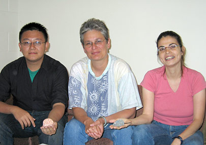 משמאל: ג'ינקינגג סו, קתרין דולאק, טלי קמחי