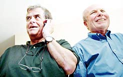 צ'חנובר (משמאל) והרשקו, שלשום. זכו בפרס יחד עם חוקר אמריקאי. (תצלום: ג'יני / אנצ'ו גוש) צ'חנובר (משמאל) והרשקו, שלשום. זכו בפרס יחד עם חוקר אמריקאי. (תצלום: ג'יני / אנצ'ו גוש)