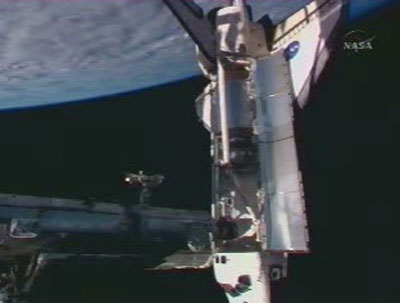 מעבורת החלל אטלנטיס מתקרבת לתחנת החלל