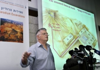 פרופ' אהוד נצר מסביר על גילוי קברו של הורדוס