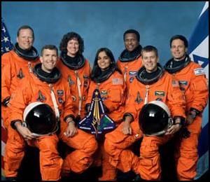 رامون (على اليمين) وطاقم المهمة الفضائية STS-107