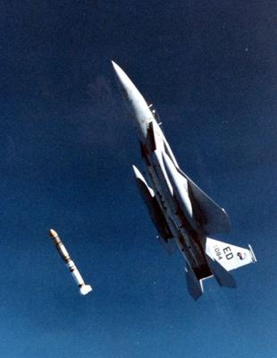F15 יורה טיל נגד טילים בליסטיים נגד לוויינים בניסוי שנערך ב – 1985. צילום: חיל האוויר האמריקני