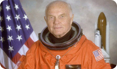 جون جلين (جلين)، أول أمريكي يدور حول الأرض (عام 1962)، طار إلى الفضاء للمرة الثانية عام 1998، ويبلغ من العمر 77 عاما، وهو أكبر إنسان في الفضاء