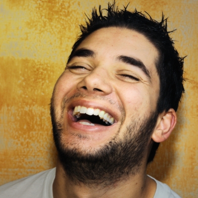 אדם מחייך. מתוך אתר התמונות החופשיות FREE DIGITAL PHOTOS
