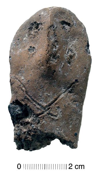קצה אח נייד המעוטר בדמות פני אדם, תרבות בית ירח (2700 לפני הספירה, לערך)