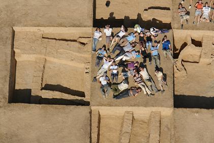 משתתפי החפירה ברגע של מנוחה על רקע אתר קובור אל-וולאיידה. צילומים:סקיי-ויו-צילום, באדיבות דובר אוניברסיטת בן גוריון