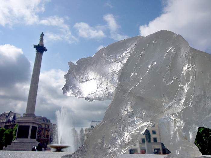 التمثال الجليدي للدب القطبي الذي وضعه الصندوق العالمي للطبيعة في الساحة المركزية في كوبنهاجن قبل ذوبانه