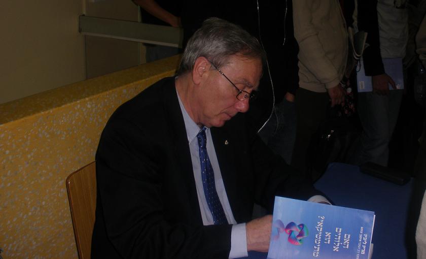 Professor Mario Livio signs his book 'Is God a Mathematician' at a meeting at Tel Aviv University on December 17, 2009. Photo: Avi Blizovsky